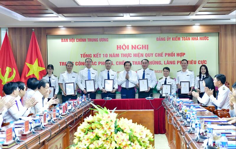 Trưởng Ban Nội chính Trung ương Phan Đình Trạc trao tặng Kỷ niệm chương Vì sự nghiệp Nội chính Đảng cho 8 cá nhân của Kiểm toán Nhà nước. Ảnh: SAV