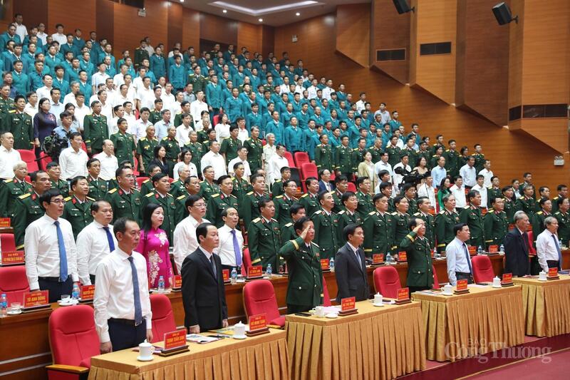 Các đại biểu làm lễ chào cờ