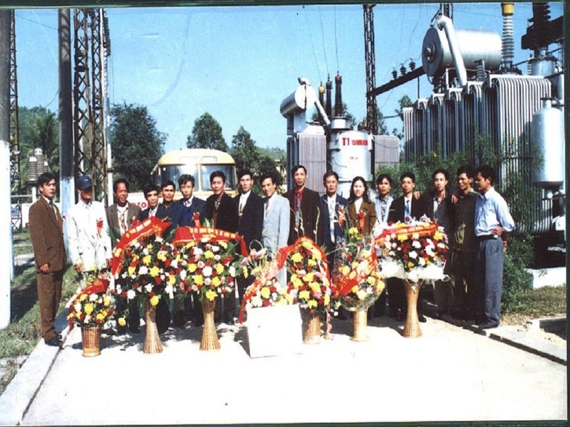 Tháng 10/2000, CBCNV trạm 110 kV Mông Dương vui mừng đón nhận phần thưởng cao quí Huân chương Lao động Hạng 3