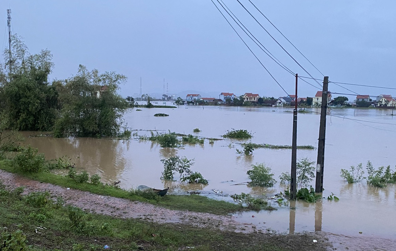 Bộ Nông nghiệp và Môi trường đề nghị 12 địa phương phải tăng cường kiểm tra các tuyến đê biển, đê sông. Ảnh minh họa: Thu Hường