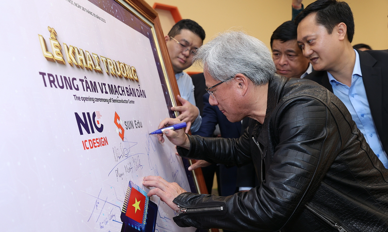 CEO Nvidia ký tên trên tấm bảng tại Trung tâm vi mạch bán dẫn mới thành lập. Ảnh: Lưu Quý