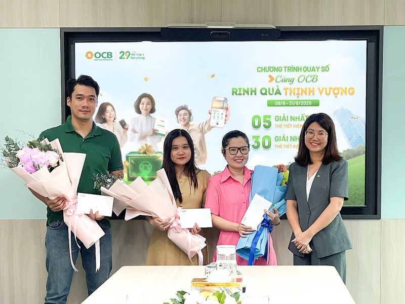 Đại diện OCB trao giải thưởng đến khách hàng ngay trong buổi quay số
