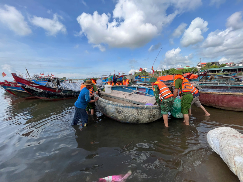 Lực lượng chức năng phối hợp cùng người dân đưa tàu, thuyền đến nơi an toàn tại Quảng Trị. Ảnh: Hoài Nam