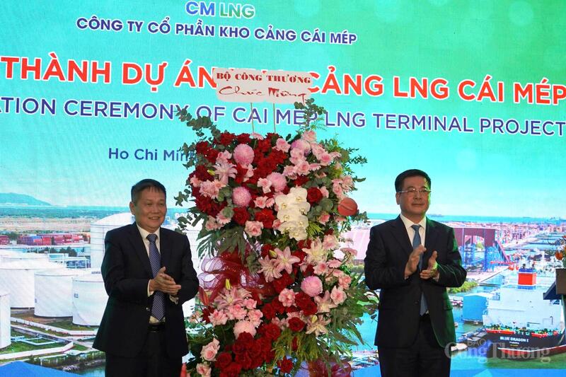Bộ trưởng Nguyễn Hồng Diên tặng hoa chúc mừng Công ty Cổ phần Kho cảng Cái Mép.