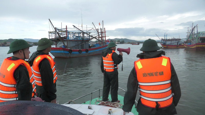Bộ đội Biên phòng tỉnh Quảng Trị kêu gọi người dân đưa tàu thuyền vào bờ an toàn. Ảnh: Hoài Nam