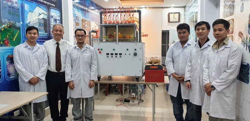 GS.VS Nguyễn Quốc Sỹ cùng các học trò, đồng nghiệp nghiên cứu về công nghệ plasma. Ảnh: NQS