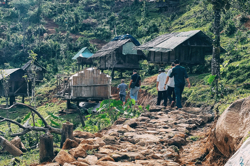 Đồng bào dân tộc Xơ Đăng tại làng Tak Pang đang học làm du lịch để thoát nghèo từ du lịch. Ảnh: Quảng Phú