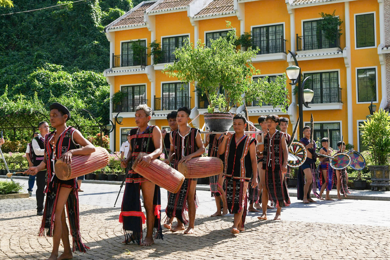 Đồng bào dân tộc Cơ Tu tham gia làm du lịch tại Khu Du lịch sinh thái Cổng trời Đông Giang. Ảnh: Quảng Phú
