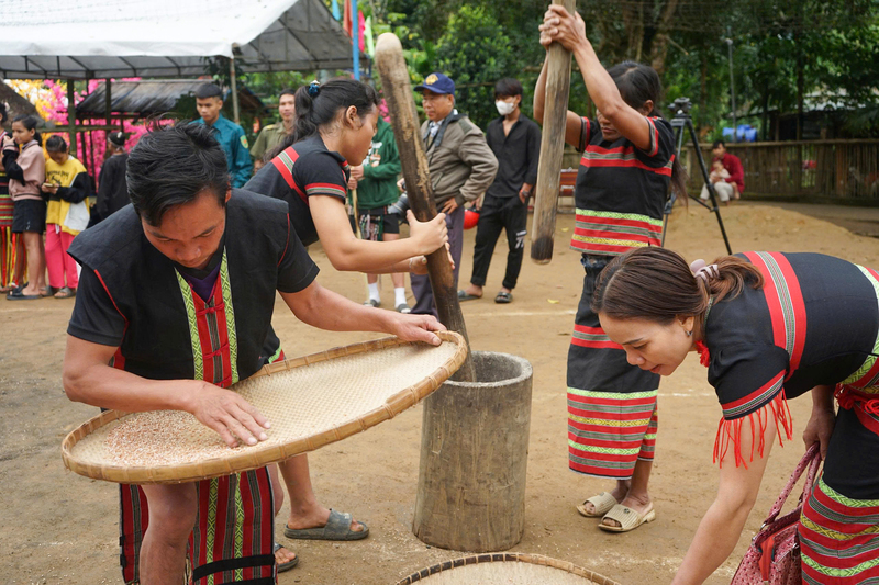 Du lịch vùng cao Đà Nẵng đang được định hình theo hướng bền vững và chuyên nghiệp hơn từ sự chung tay của chính quyền địa phương, doanh nghiệp, đặc biệt là sự chủ động, tích cực của đồng bào dân tộc Cơ Tu, dân tộc Xơ Đăng. Ảnh: Quảng Phú