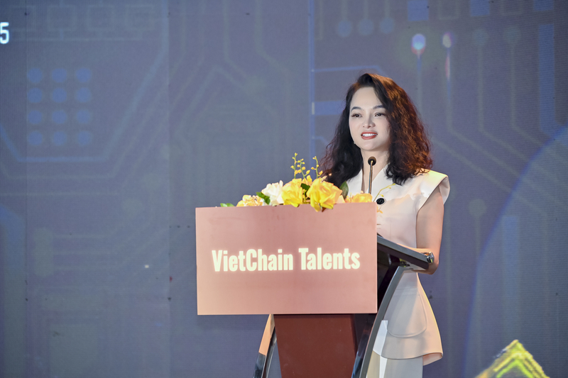 Bà Nguyễn Vân Hiền, Phó Chủ tịch, Tổng Thư ký Hiệp hội Blockchain và Tài sản số Việt Nam, Trưởng ban Tổ chức cuộc thi phát biểu. Ảnh: VBA
