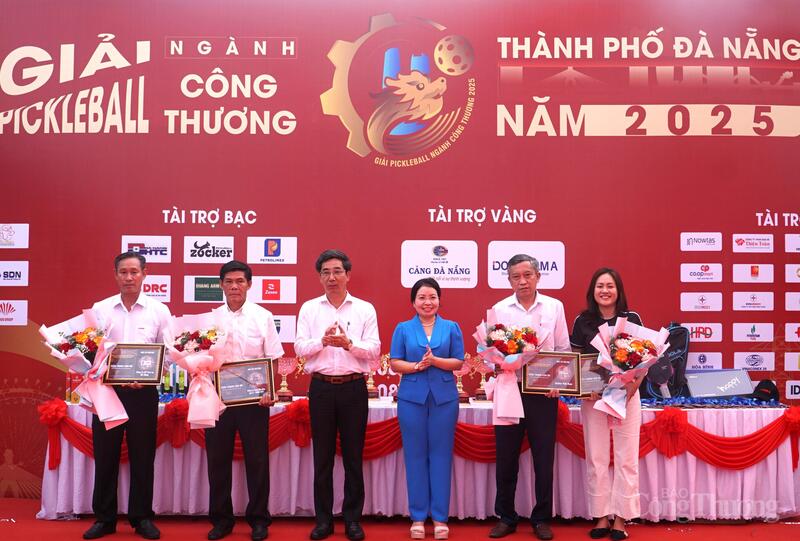 Tặng hoa cảm ơn các đơn vị tài trợ Bạc