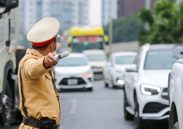 Cảnh sát giao thông sẽ hạn chế từ sớm, từ xa một số loại phương tiện lưu thông trên các tuyến cao tốc, quốc lộ trọng điểm hướng về trung tâm TP. Hà Nội dịp đại lễ A80. Ảnh: Anh Tuân
