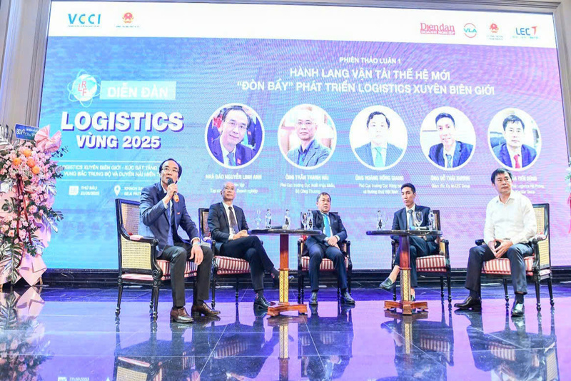 Các cán bộ đầu ngành, chuyên gia trao đổi tại diễn đàn Logistics Vùng lần thứ VI. Ảnh: Nguyễn Tuấn