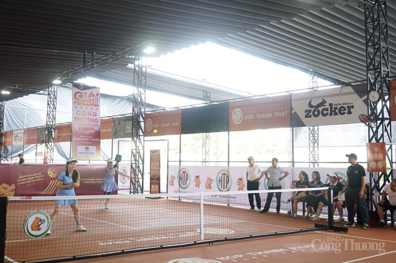 Thi đấu nội dung đôi nữ cán bộ viên chức, người lao động Sở Công Thương Đà Nẵng