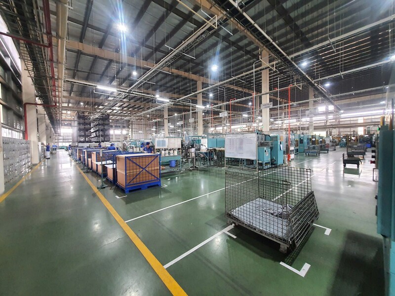 Toàn bộ đèn chiếu sáng tại nhà xưởng được thay thế bằng đèn Led tiết kiệm điện. Ảnh: Minh Hải