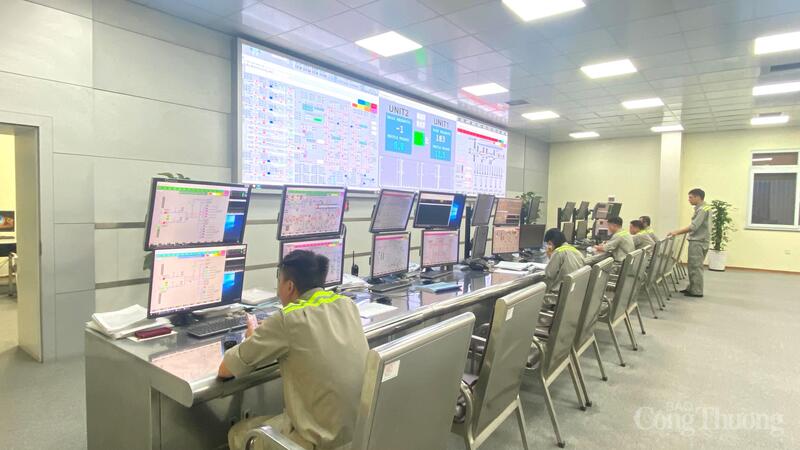 Cán bộ, nhân viên Phòng Điều khiển trung tâm, Công ty Nhiệt điện Cẩm Phả - TKV trong giờ làm việc
