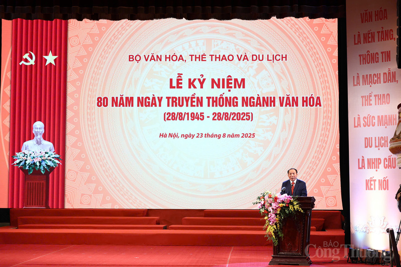 Bộ trưởng Nguyễn Văn Hùng phát biểu tại Lễ kỷ niệm 80 năm Ngày truyền thống ngành Văn hóa. Ảnh: Nam Nguyễn