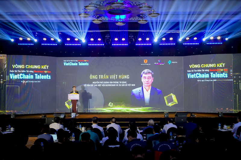 Ông Trần Việt Hùng, nguyên Phó Chánh Văn phòng Trung ương Đảng, Cố vấn cấp cao Hiệp hội Blockchain và Tài sản số Việt Nam phát biểu. Ảnh: VBA