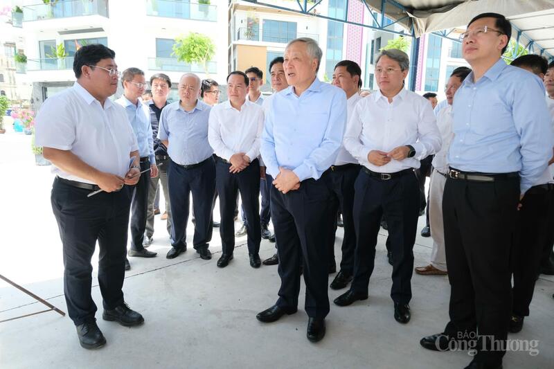 Đoàn công tác cũng đã đi khảo sát, nghe báo cáo tình hình tại 2 dự án: Khu dân cư Cồn Tân Lập thuộc phường Nha Trang và Khu đô thị mới Mỹ Gia tại phường Tây Nha Trang