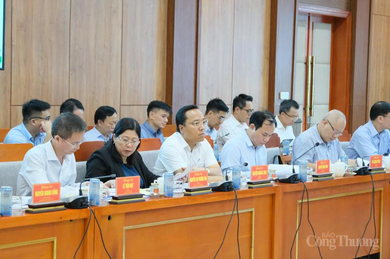 Cùng dự buổi làm việc có đồng chí Nguyễn Hoàng Long, Thứ trưởng Bộ Công Thương