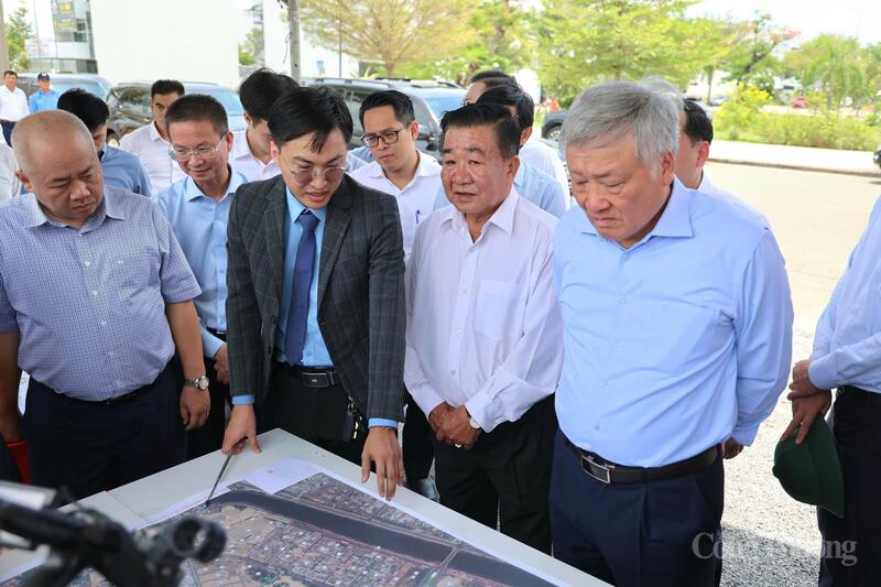 Phó Thủ tướng Thường trực Nguyễn Hoà Bình nghe các đơn vị liên quan báo cáo khó khăn, vướng mắc tại dự án khu đô thị mới Mỹ Gia