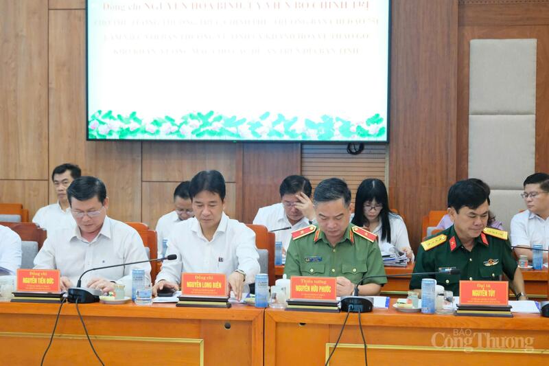 Đại diện lãnh đạo sở, ngành của tỉnh Khánh Hòa tham dự buổi làm việc