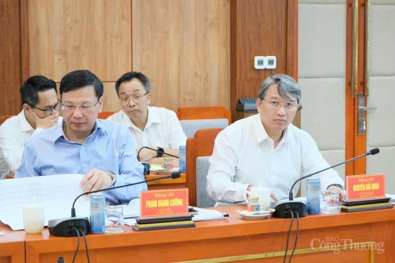 Đồng chí Phạm Mạnh Cường (áo xanh), Phó Chủ nhiệm Văn phòng Chính phủ; đồng chí Nguyễn Hải Ninh, Bộ trưởng Bộ Tư pháp tại buổi làm việc