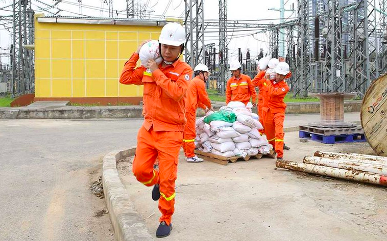 Các đơn vị ngành điện đang khẩn trương thực hiện ứng phó với bão số 5. Ảnh minh hoạ