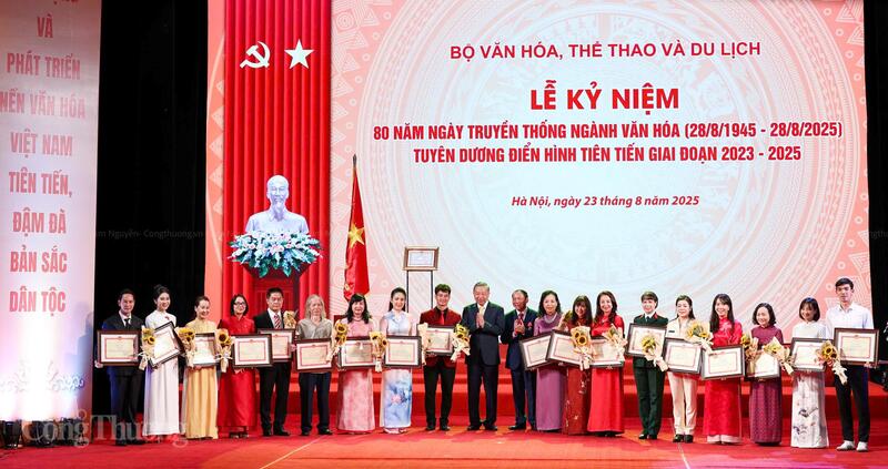 Tổng Bí thư Tô Lâm tặng hoa, Bộ trưởng Bộ Văn hoá, Thể thao và Du lịch Nguyễn Văn Hùng tặng Bằng khen cho các cá nhân có thành tích xuất sắc. Ảnh: Nam Nguyễn