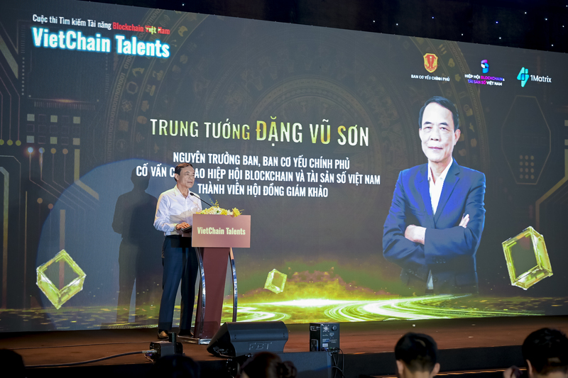 Trung tướng Đặng Vũ Sơn, nguyên Trưởng ban, Ban Cơ yếu Chính phủ, Cố vấn cấp cao Hiệp hội Blockchain và Tài sản số Việt Nam, giám khảo cuộc thi VietChain Talents phát biểu. Ảnh: VBA
