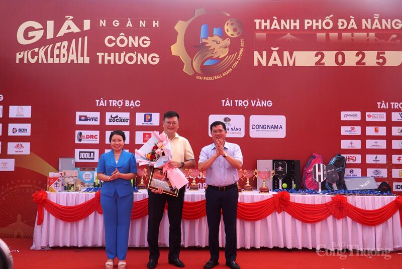 Ban Tổ chức trao kỷ niệm chương, hoa cảm ơn đơn vị tài trợ Vàng cho giải đấu