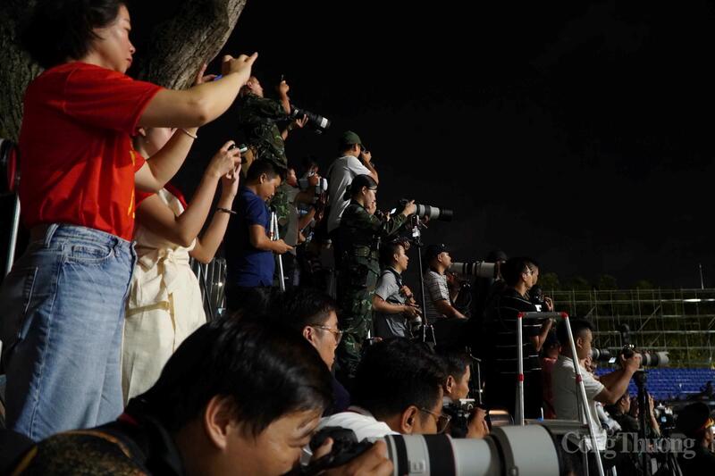Đội ngũ phóng viên, nhà báo đang miệt mài tác nghiệp tại buổi tổng hợp luyện A80 lần 1, ngày 21/8