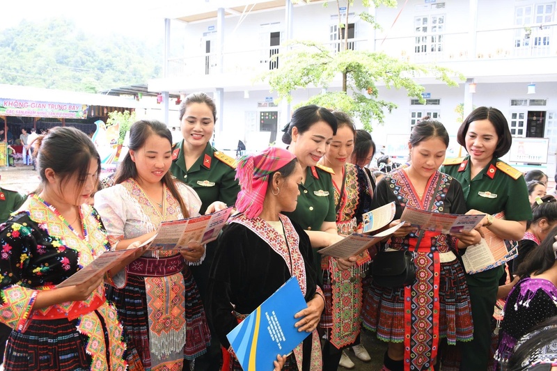 Phụ nữ Quân đội và tuyên truyền, vận động nhân dân chấp hành pháp luật tại chương trình. Ảnh Duy Thành