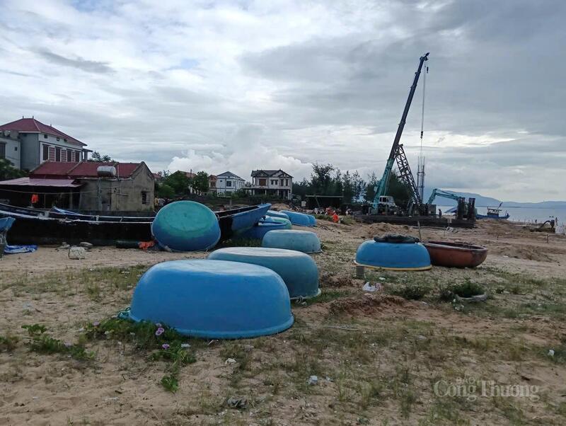 Ngư dân đưa tàu thuyền lên bờ tránh trú bão.