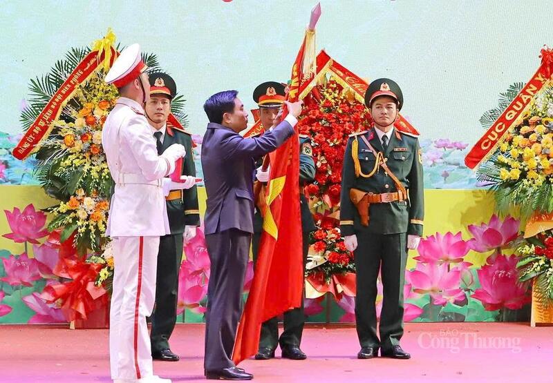 Thừa ủy quyền của Chủ tịch nước, ông Nguyễn Doãn Anh, Bí thư Tỉnh ủy Thanh Hóa đã trao Huân chương Bảo vệ Tổ quốc Hạng Nhất cho Lực lượng vũ trang tỉnh Thanh Hóa