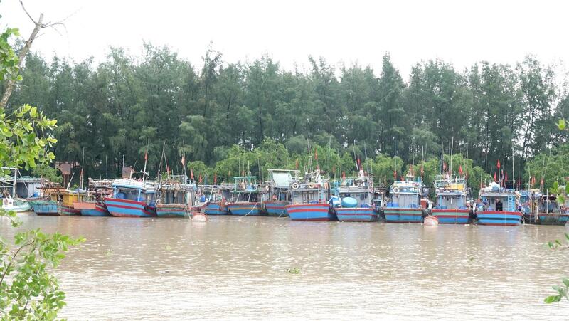 Tàu, thuyền neo đậu an toàn tại âu thuyền phường Sầm Sơn