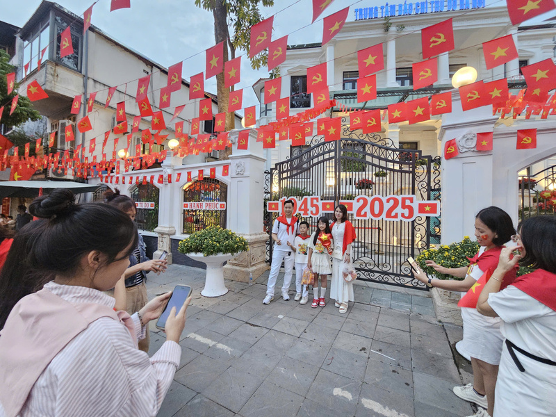 Người dân check-in tại khu vực Trung tâm báo chí Thủ đô Hà Nội