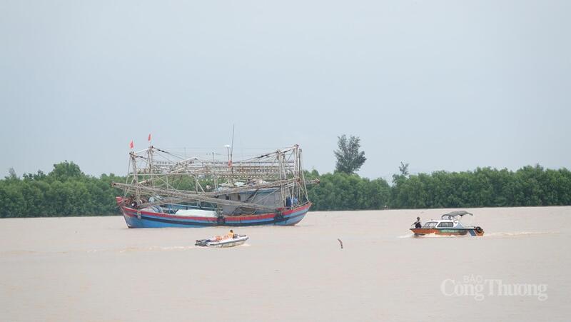 Lực lượng chức năng kêu gọi, hướng dẫn tàu thuyền chưa về neo đậu theo quy định