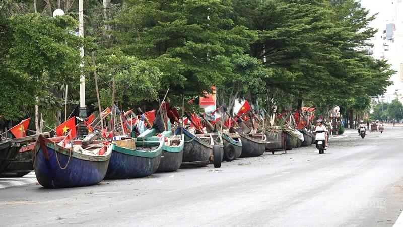 Tại đường Hồ Xuân Hương, phường Sầm Sơn, hàng trăm thuyền của ngư dân đang được di chuyển lên ven đường, tránh hư hại do bão số 5