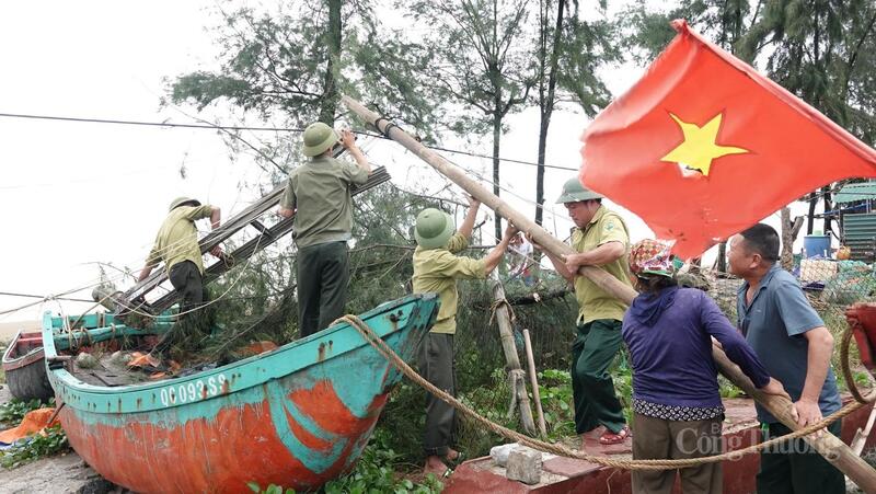 Lực lượng chức năng hỗ trợ ngư dân gia cố thuyền an toàn