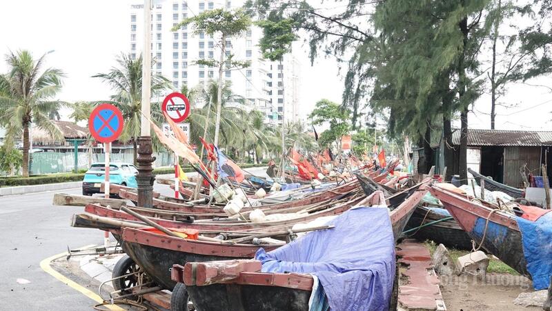 Thanh Hóa: Tàu thuyền neo đậu an toàn trước khi bão số 5 đổ bộ - 14