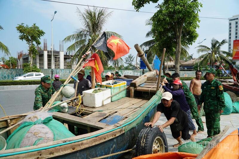 Lực lượng chức năng hỗ trợ ngư dân chuyển thuyền lên bờ