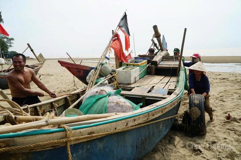 Ngư dân khẩn trương kéo thuyền lên bờ trước khi bão số 5 vào đất liền