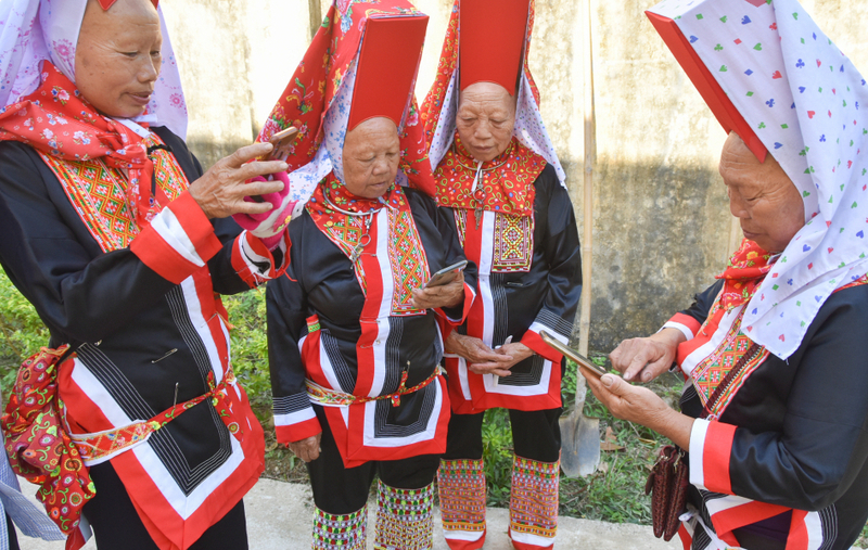 Người dân thôn Tán Trúc Tùng, xã Quảng Tân, cập nhật thông tin từ cấp ủy, chính quyền địa phương qua nhóm zalo trên điện thoại thông minh. Ảnh: Văn Bá