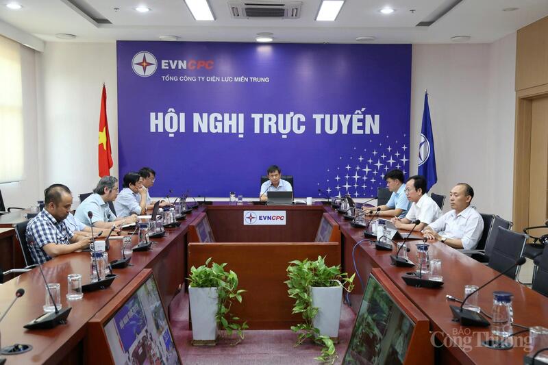 Ông Nguyễn Hữu Khánh, Phó Tổng Giám đốc EVNCPC chủ trì cuộc họp trực tuyến với các đơn vị thành viên về ứng phó với bão số 5
