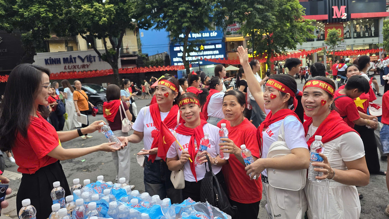 Hoạt động tặng nước uống miễn phí tới người dân xem Tổng hợp luyện Lễ kỷ niệm diễu binh, diễu hành 80 năm Cách mạng Tháng Tám và Quốc khánh 2/9