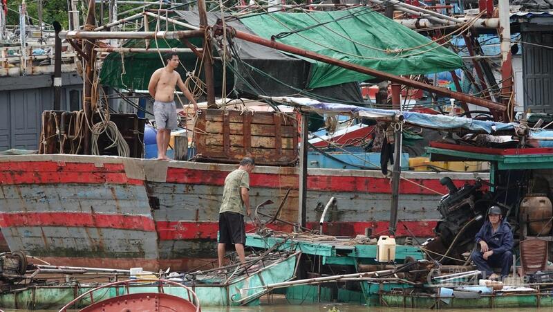 Ngư dân đánh tàu vào nơi neo đậu