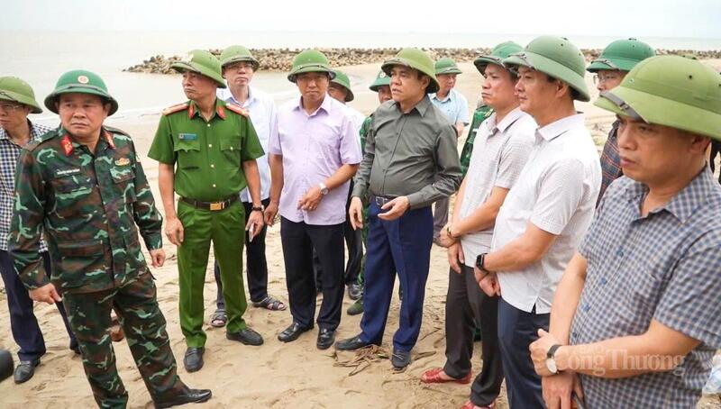 Ông Võ Trọng Hải – Chủ tịch UBND tỉnh Hà Tĩnh cùng đoàn kiểm tra tại những vị trí xung yếu trước khi bão số 5 đổ bộ