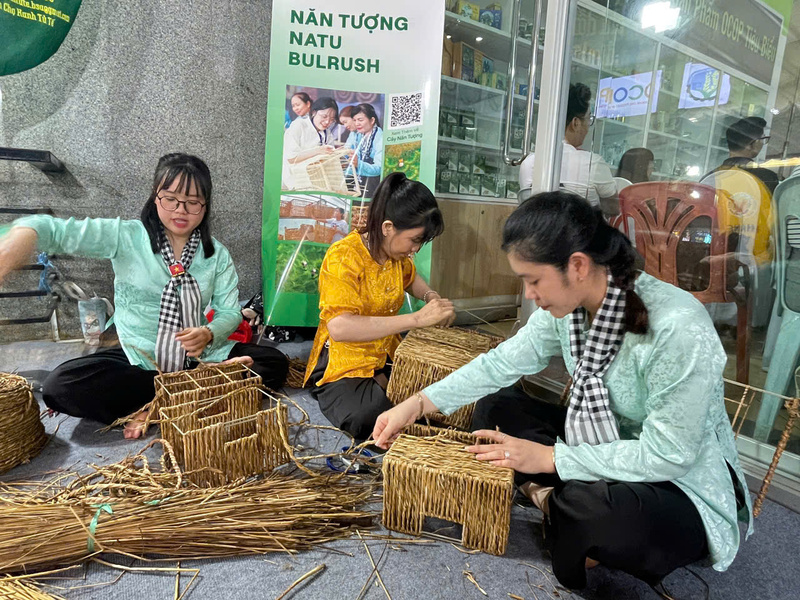 Trình diễn quy trình chế tác sản phẩm từ cỏ năn tượng tại sự kiện. Ảnh: Minh Khuê