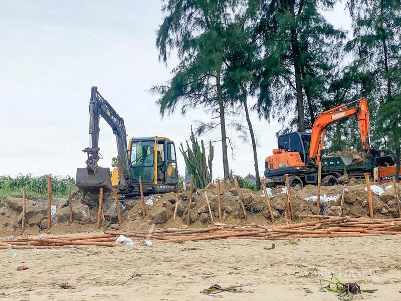 Máy móc được huy động cùng người dân gia cố tuyến đê